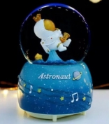 Işıklı Orta Boy Müzikli Astronot Kar Küresi﻿